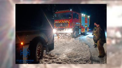На Чернігівщині під час негоди рятувальники вивільнили зі снігу 117 автомобілів На Чернігівщині під час негоди рятувальники вивільнили зі снігу 117 автомобілів