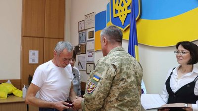 У Житомирі родинам загиблих військових передали державні нагороди У Житомирі родинам загиблих військових передали державні нагороди