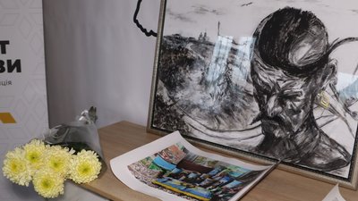 Картини та розписані військові артефакти: в Охтирці відкрили художню виставку волонтерки