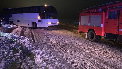 Із заметів на Волині дістали "швидку" та пасажирський автобус Із заметів на Волині дістали "швидку" та пасажирський автобус