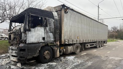 Вантажівка після підпалу, грудень 2025 року, Миколаїв