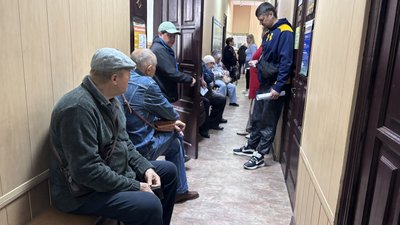 Черга людей, які прийшли оформити заяви на «Зимову підтримку»