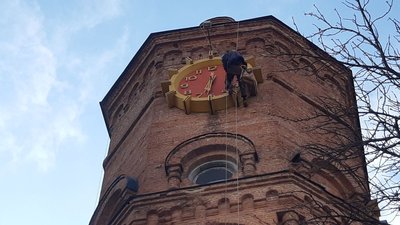 Зняли стрілки і блок управління: один із годинників вінницької Вежі — ремонтуватимуть