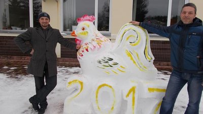 В Іршанську на Житомирщині місцевий художник зліпив зі снігу двометрову фігуру кошеняти В Іршанську на Житомирщині місцевий художник зліпив зі снігу двометрову фігуру кошеняти