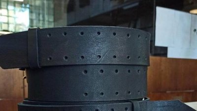 В Івано-Франківську для бійців ЗСУ виготовляють ремені ручної роботи