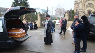 На Тернопільщині в останню дорогу провели військовослужбовця Івана Кміле На Тернопільщині в останню дорогу провели військовослужбовця Івана Кміле