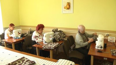 У Хмельницькому пенсіонери шиють постіль для пенсіонерів У Хмельницькому пенсіонери шиють постіль для пенсіонерів