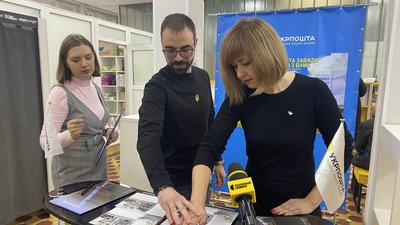"І буде весна": у Житомирі до 10 річниці російсько-української війни погасили тематичну поштову марку "І буде весна": у Житомирі до 10 річниці російсько-української війни погасили тематичну поштову марку