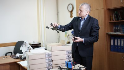 Передадуть військовим з "Едельвейсу": працівники ліцею у Чернівцях купили десять дронів для ЗСУ