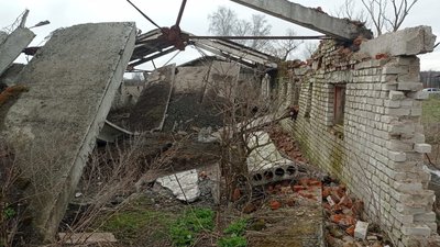 Будівля покинутої ферми після руйнування залізобетонних конструкцій Будівля покинутої ферми після руйнування залізобетонних конструкцій
