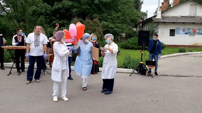 Концертом під стінами лікарні привітали франківських медиків з прийдешнім святом Концертом під стінами лікарні привітали франківських медиків з прийдешнім святом