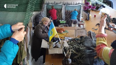 "Хто одягне костюм, того куля не візьме": волонтери-маскувальники з Ладижина плетуть кікімори для захисників