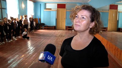 В одному з сіл Житомирщини просять відремонтувати Будинок культури, де займаються танцями 50 дітей В одному з сіл Житомирщини просять відремонтувати Будинок культури, де займаються танцями 50 дітей