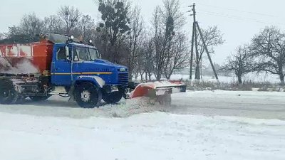 На дорогах Черкащини працює понад 60 снігоприбиральних машин