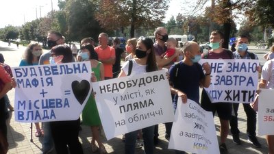 Люди мітингували біля міськради через припинення будівництва житла у Південному мкрн Запоріжжя