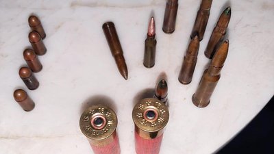 Затримали чоловіка. Миколаївець вдома зберігав три пістолети, гранату та набої