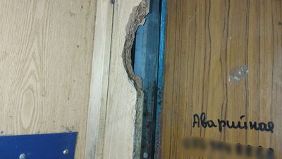 Дірка в стіні ліфта в кропивницькому будинку Дірка в стіні ліфта в кропивницькому будинку