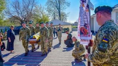 Чекали тіло два роки: у Черкасах в останню путь провели загиблого прикордонника Чекали тіло два роки: у Черкасах в останню путь провели загиблого прикордонника
