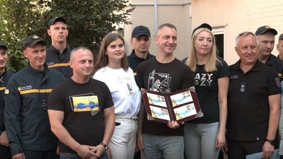 Доброчинна, з псом Патроном. У Дніпрі за участі псів Гашика та Баггі відбулося спецпогашення нової марки Укрпошти Доброчинна, з псом Патроном. У Дніпрі за участі псів Гашика та Баггі відбулося спецпогашення нової марки Укрпошти