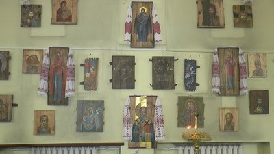«Це перемога життя над смертю»: у Полтаві експонують ікони, зображені на ящиках із-під набоїв