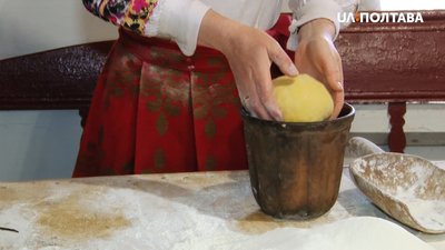 Великодні паски за рецептом прабабусі пече етнологиня Олена Щербань Великодні паски за рецептом прабабусі пече етнологиня Олена Щербань
