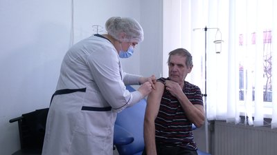 "Краще вакцинуватися, ніж хворіти": у Рівному онкохворих безоплатно вакцинували від грипу "Краще вакцинуватися, ніж хворіти": у Рівному онкохворих безоплатно вакцинували від грипу