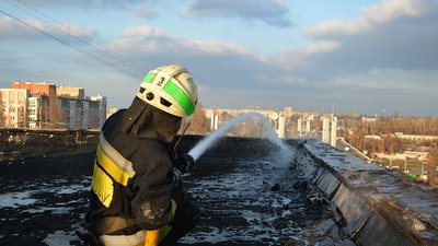 Під час пожежі у багатоповерхівці Дніпра врятували 11 людей
