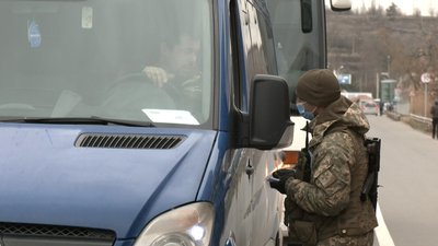 Майже дві тисячі людей та понад 800 автівок за добу. Як працюють прикордонники на Одещині Майже дві тисячі людей та понад 800 автівок за добу. Як працюють прикордонники на Одещині