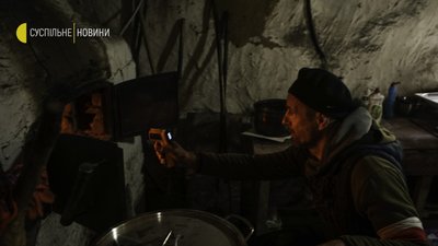 Польський пекар випікає хліб в Бучі Польський пекар випікає хліб в Бучі