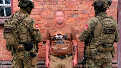 Чоловіка, який, за версією слідства, пішов у СЗЧ зі зброєю, затримали на Хмельниччині