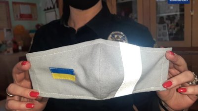 В Ужгороді патрульні разом зі школярами шили сітловідбивальні маски