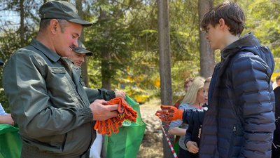 Буковинці та переселенці висаджували ліс Буковинці та переселенці висаджували ліс