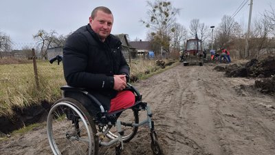 Дмитро Сливець із селище Головне організував ремонт на вулиці, де живе