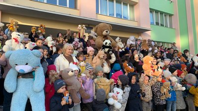 Учні черкаської школи долучилися до святкування Дня плюшевого ведмедя Учні черкаської школи долучилися до святкування Дня плюшевого ведмедя