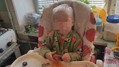 Хлопчик уже декілька днів був в одному одязі, брудний та голодний. Фото: Ювенальна превенція міста Хмельницького Хлопчик уже декілька днів був в одному одязі, брудний та голодний. Фото: Ювенальна превенція міста Хмельницького