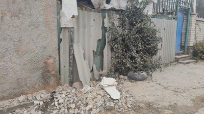Російські військові продовжують обстрілювати херсонські будинки Російські військові продовжують обстрілювати херсонські будинки