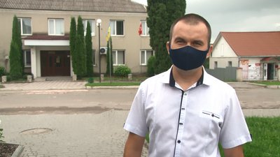 На Тернопільщині в Лановецькій школі нова партія дощок для спортзалу знову з пліснявою На Тернопільщині в Лановецькій школі нова партія дощок для спортзалу знову з пліснявою