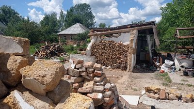 "У руїнах жити не зможу", – мешканці Білопілля ладнають свої будинки, пошкоджені армією РФ "У руїнах жити не зможу", – мешканці Білопілля ладнають свої будинки, пошкоджені армією РФ