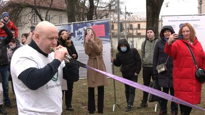 Львів'янин протягнув зубами "швидку", аби привернути увагу до вакцинації від поліомієліту Львів'янин протягнув зубами "швидку", аби привернути увагу до вакцинації від поліомієліту
