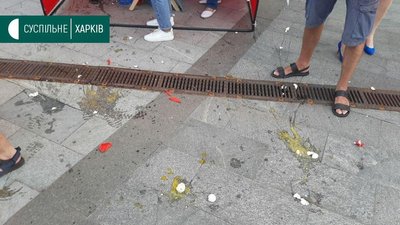 У Харкові обкидали яйцями учасників акції на підтримку побитого координатора партії Шарія У Харкові обкидали яйцями учасників акції на підтримку побитого координатора партії Шарія