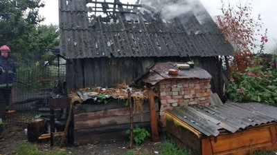 Від розряду блискавки на Волині горіла літня кухня та сарай