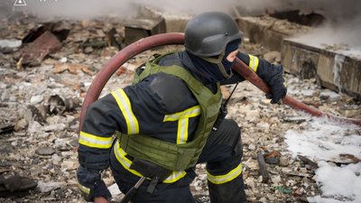 Рятувальники гасять пожежу на місці атаки РФ в Одесі, 24 квітня 2024 рік