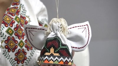 Тернополянка виготовляє іграшки з вишитих рушників та сорочок Тернополянка виготовляє іграшки з вишитих рушників та сорочок