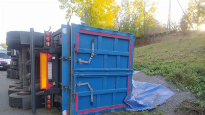 На Черкащині перекинулась вантажівка. Водій отримав травми
