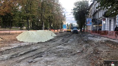 На вулиці Бандери у Львові демонтовану бруківку зберігають просто неба На вулиці Бандери у Львові демонтовану бруківку зберігають просто неба