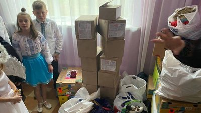 До Дня Святого Миколая волонтери з Тернопільщини передали подарунки у школу-інтернат До Дня Святого Миколая волонтери з Тернопільщини передали подарунки у школу-інтернат