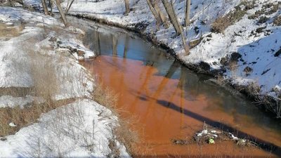 Руда вода: екоінспекція виявила у річці Сумка перевищення вмісту заліза в 76 разів понад норму
