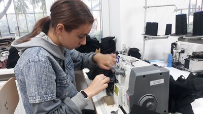Кропивницькі школярки шиють шапки та балаклави для військових Кропивницькі школярки шиють шапки та балаклави для військових