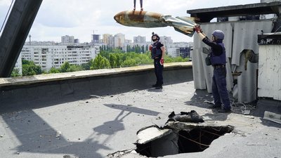 З даху дев'ятиповерхівки у Харкові зняли 500-кілограмову російську авіабомбу: фото З даху дев'ятиповерхівки у Харкові зняли 500-кілограмову російську авіабомбу: фото