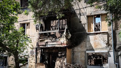 Багатоквартирний будинок у середмісті Херсона, пошкоджений російськими атаками